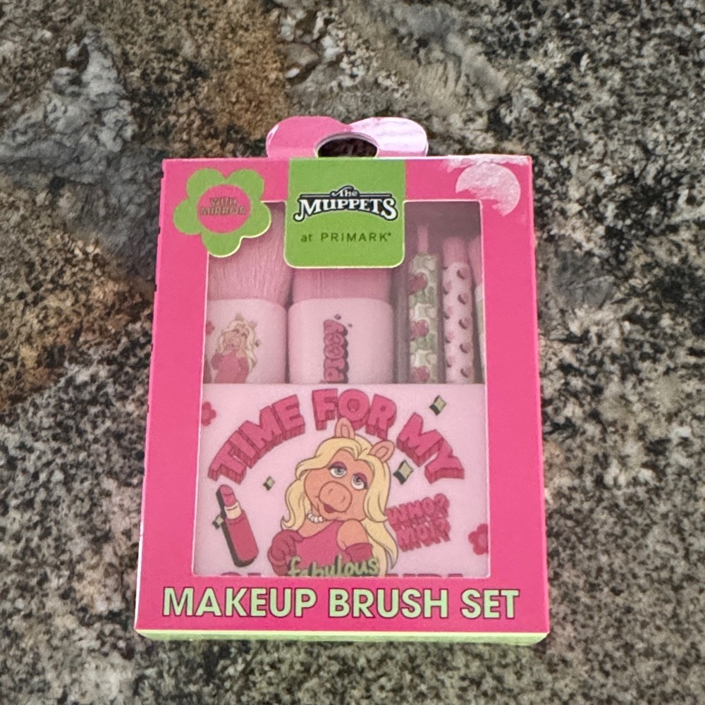 This is a Disney x Primark The Muppets Miss Piggy 5 pcs. mini makeup brush set.